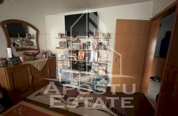 Apartament cu 3 camere si 2 bai, zona Aradului