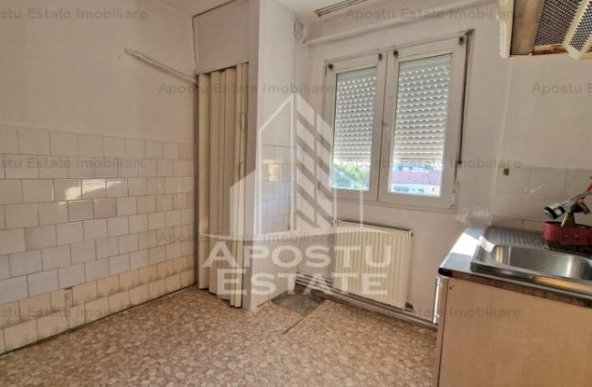 Apartament cu 3 camere, centrala proprie,  zona Circumvalatiunii