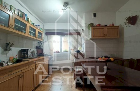 Apartament cu 4 camere, centrala proprie, zona Aradului