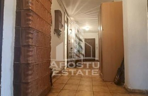 Apartament cu 4 camere, centrala proprie, zona Aradului