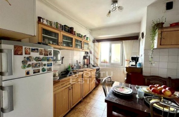 Apartament cu 4 camere, centrala proprie, zona Aradului