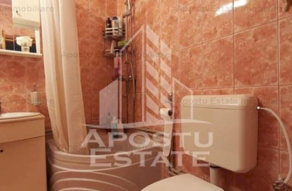 Apartament 4 camere, decomandat ,etajul 2