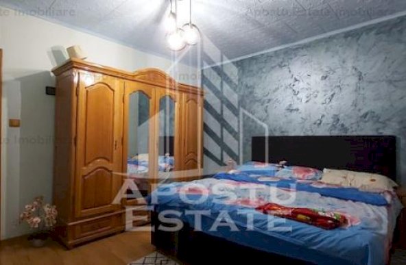 Apartament 4 camere, decomandat ,etajul 2