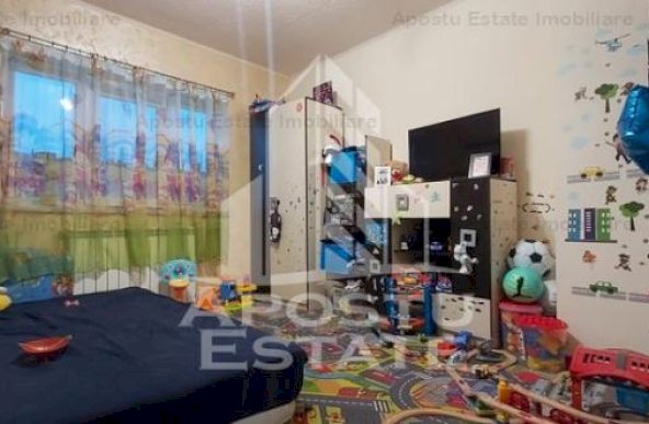 Apartament 4 camere, decomandat ,etajul 2