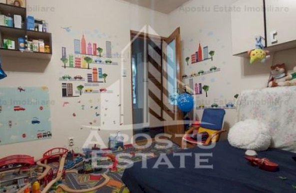 Apartament 4 camere, decomandat ,etajul 2