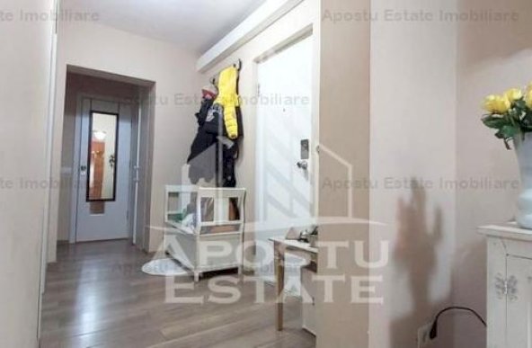 Apartament cu 4 camere,2 bai, centrala proprie, zona Micalaca