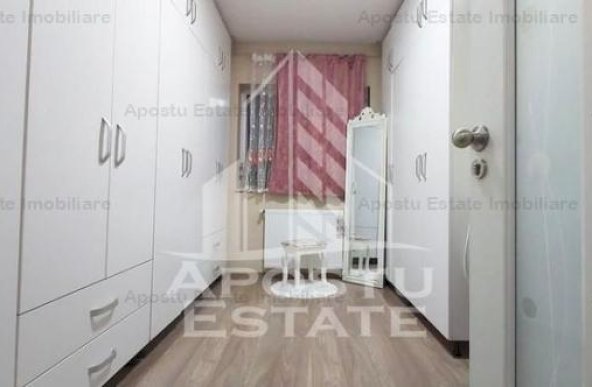 Apartament cu 4 camere,2 bai, centrala proprie, zona Micalaca