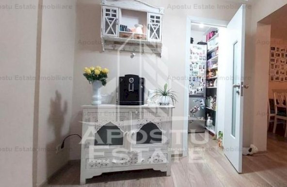 Apartament cu 4 camere,2 bai, centrala proprie, zona Micalaca