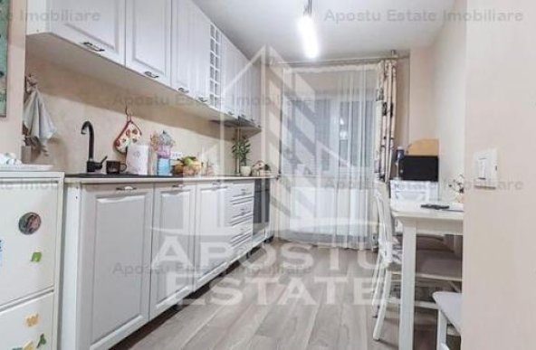 Apartament cu 4 camere,2 bai, centrala proprie, zona Micalaca