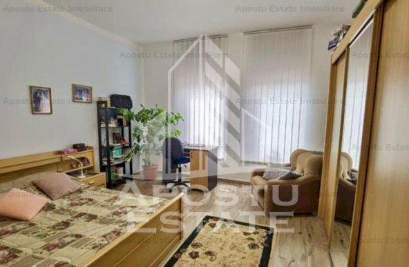 Casa cu 4 camere, , centrală proprie ,zona Parneava