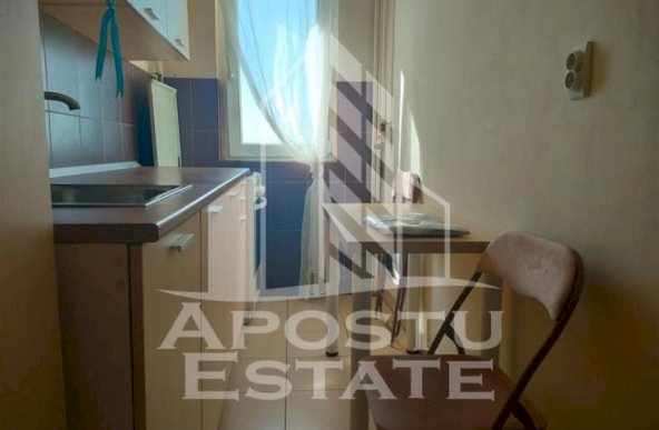 Apartament cu 2 camere semidecomandatin zona Vlaicu