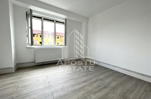 Apartament cu 4 camere complet renovat situat in zona Dambovita