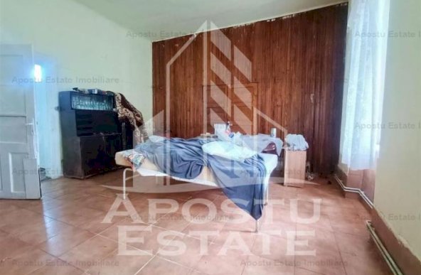 Apartament cu 4 camere, la parter, cu 2 fronturi stradale.