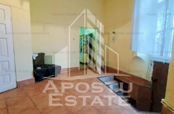 Apartament cu 4 camere, la parter, cu 2 fronturi stradale.