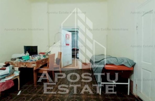 Apartament cu 4 camere, la parter, cu 2 fronturi stradale.