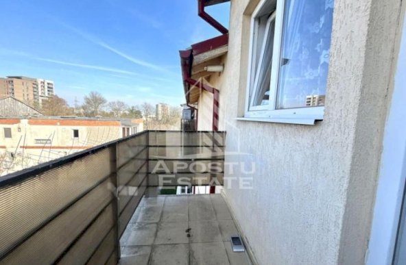 Apartament cu 2 camere, decomandat, balcon deschis, zona Soarelui