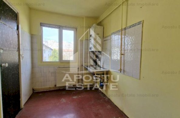 Apartament cu 3 camere, centrala proprie, zona Circumvalatiunii