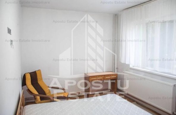 Apartament cu 3 camere, et 1, zona Calea Torontalului