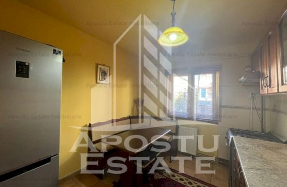 Apartament cu 3 camere, semidecomandat, etaj intermediar