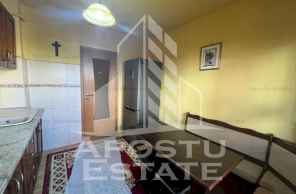 Apartament cu 3 camere, semidecomandat, etaj intermediar