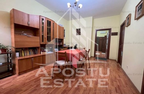 Apartament cu 3 camere si 2 bai, decomandat in zona Girocului