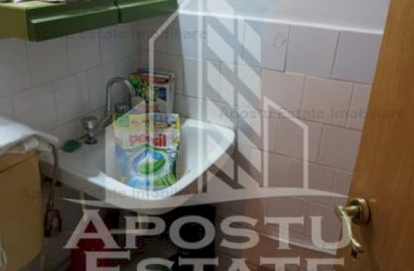 Apartament cu 3 camere si 2 bai, decomandat in zona Girocului