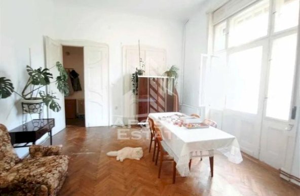 Apartament spatios si luminos etaj intermediar in Piata Victoriei