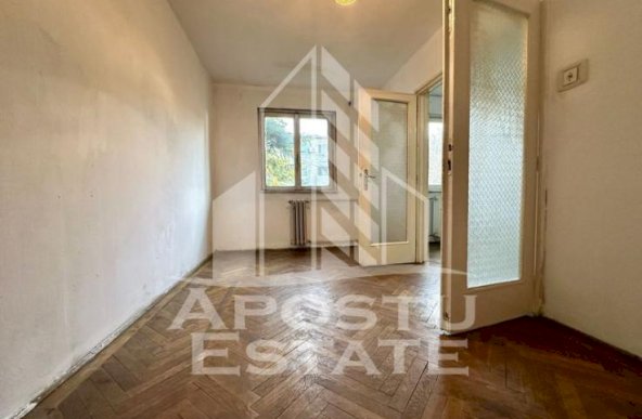 Apartament cu 3 camere, etajul 2, zona Sagului