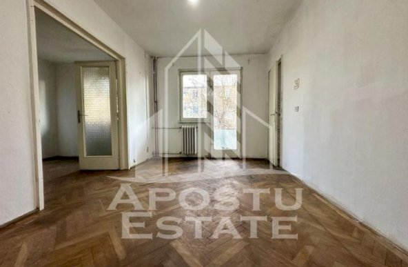 Apartament cu 3 camere, etajul 2, zona Sagului