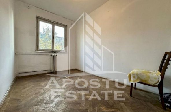 Apartament cu 3 camere, etajul 2, zona Sagului