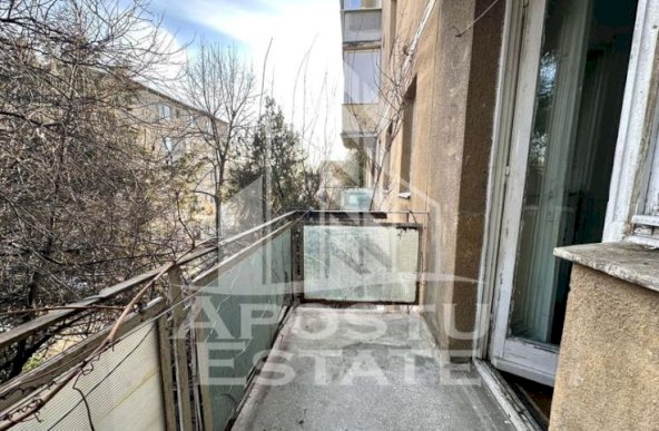 Apartament cu 3 camere, etajul 2, zona Sagului