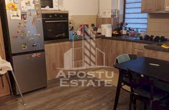 Vand apartament 3 camere,bloc nou, etajul 1, loc de parcare