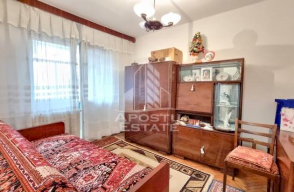 Apartament cu 3 camere, etaj intermediar, zona Dacia