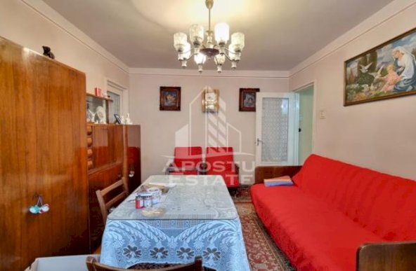 Apartament cu 3 camere, etaj intermediar, zona Dacia