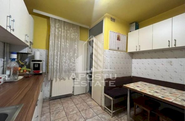 Apartament cu 3 camere, decomandat ,centrala proprie, zona Soarelui