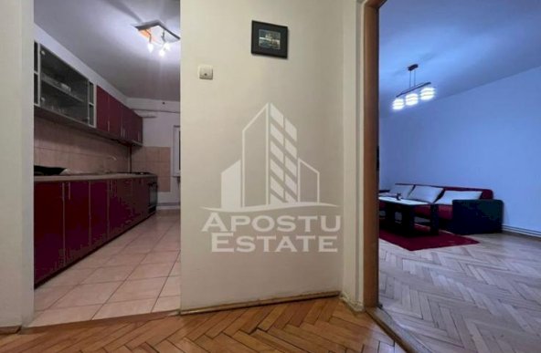 Apartament cu 3 camere, decomandat, 2 bai, zona Soarelui