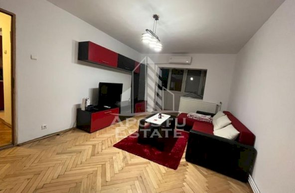 Apartament cu 3 camere, decomandat, 2 bai, zona Soarelui