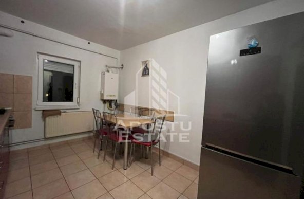 Apartament cu 3 camere, decomandat, 2 bai, zona Soarelui