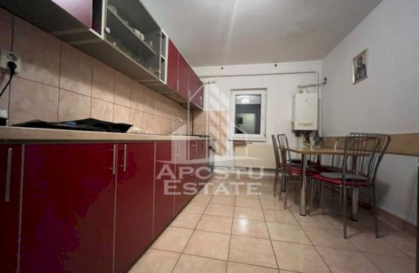 Apartament cu 3 camere, decomandat, 2 bai, zona Soarelui