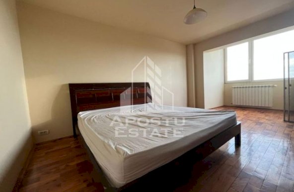 Apartament cu 3 camere, semidecomandat, etaj intermediar,zona Sagului