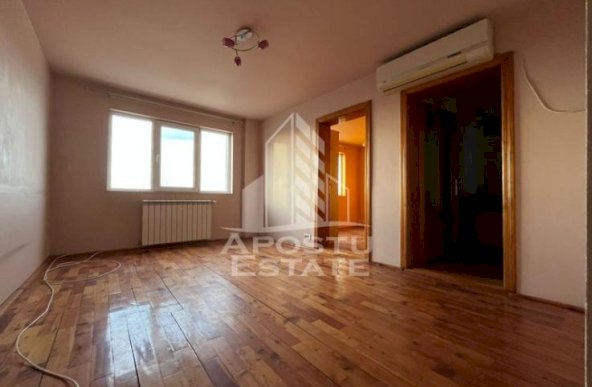 Apartament cu 3 camere, semidecomandat, etaj intermediar,zona Sagului