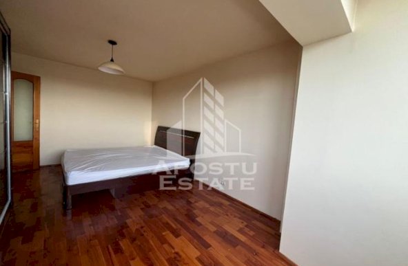 Apartament cu 3 camere, semidecomandat, etaj intermediar,zona Sagului