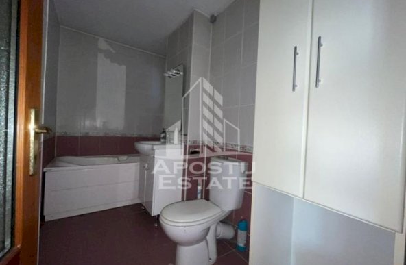 Apartament cu 3 camere, semidecomandat, etaj intermediar,zona Sagului