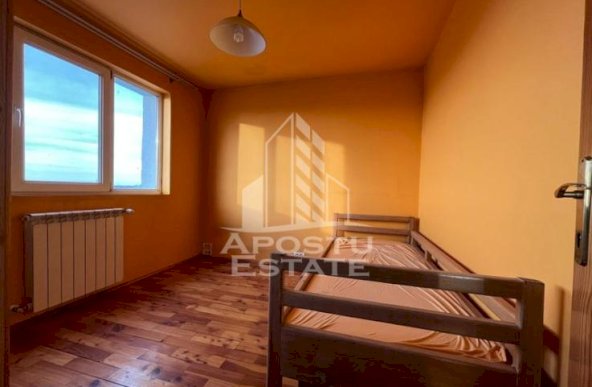 Apartament cu 3 camere, semidecomandat, etaj intermediar,zona Sagului