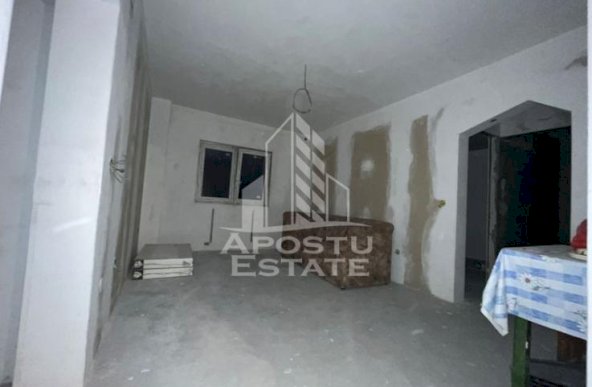 Apartament cu 4 camere,2 balcoane,2 bai, etajul 2, , zona Dambovita