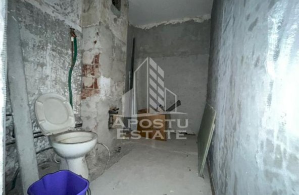 Apartament cu 4 camere,2 balcoane,2 bai, etajul 2, , zona Dambovita