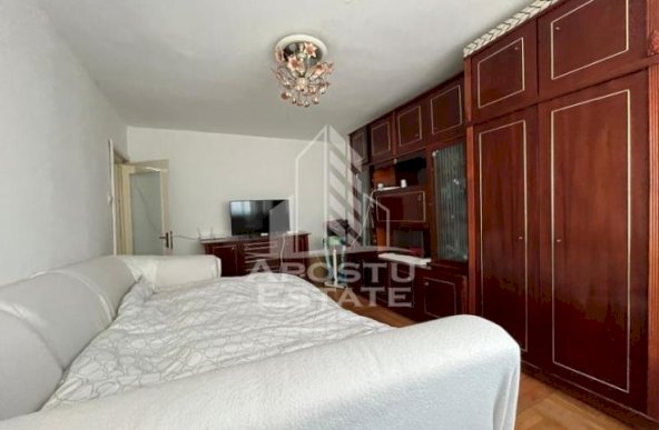 Apartament cu 2 camere, decomandat, zona Lipovei