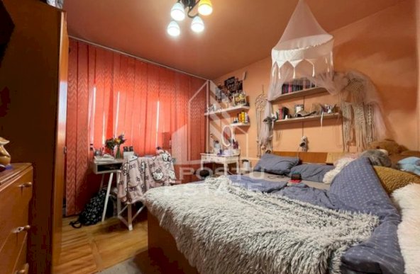 Apartament cu 2 camere, decomandat, zona Lipovei