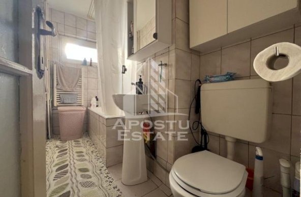 Apartament cu 2 camere,semidecomandat,zona Dambovita