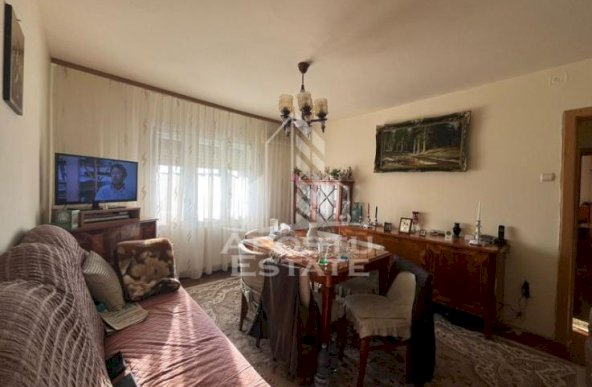 Apartament cu 3 camere, semidecomandat,etaj intemediar, zona Dambovita